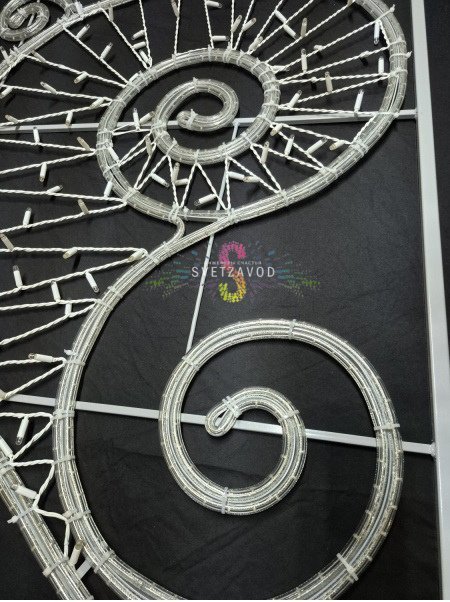 Детальное фото светодиодной консоли Полярная звезда 200х91 см. Видны металлический каркас, полимерное покрытие и 792 светодиода синего и белого цвета.