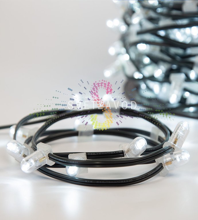 Детальное фото гирлянды Клип Лайт 12В: темно-зеленый ПВХ-кабель, светодиоды в защитных колпачках, расстояние между диодами 15 см.