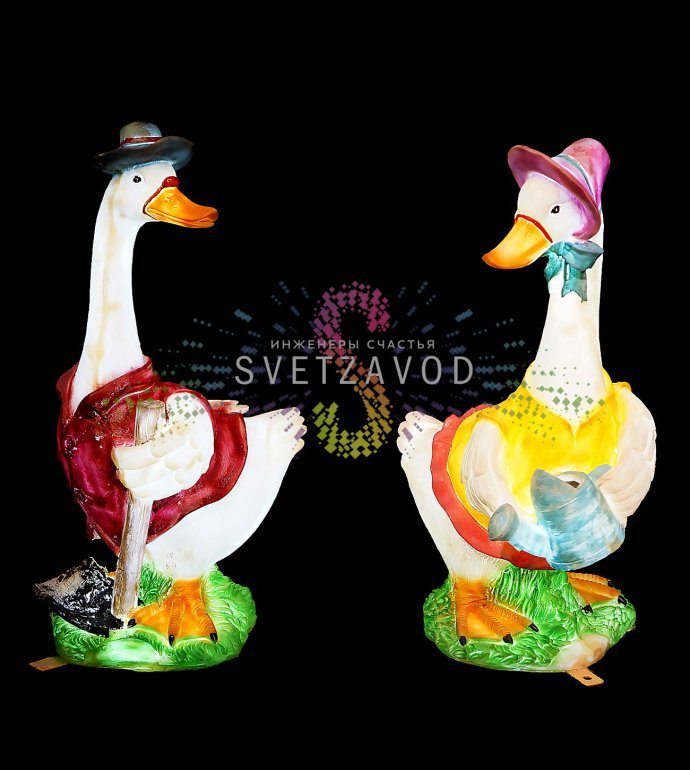 Детальное фото светодиодной фигуры Гусь с лейкой из стекловолокна. Видны светодиодная подсветка, конструкция и лейка. Размеры: высота 68 см, длина 30 см.