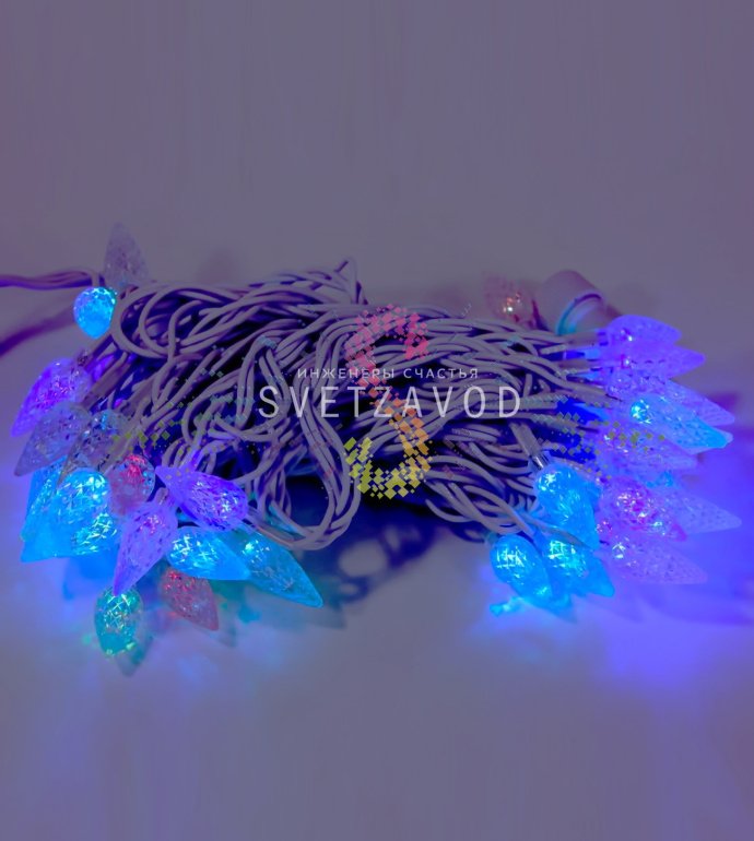 Крупный план светодиодной гирлянды Rich Led Шишки SXS-219: белый ПВХ провод, RGB-светодиоды в форме шишек, расстояние между диодами 15 см.