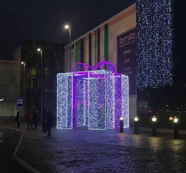 Детальное фото световой фигуры «Подарок»: металлический каркас с антикоррозийным покрытием, плотное расположение светодиодов, бант размером 1.2x1.2x5 м.