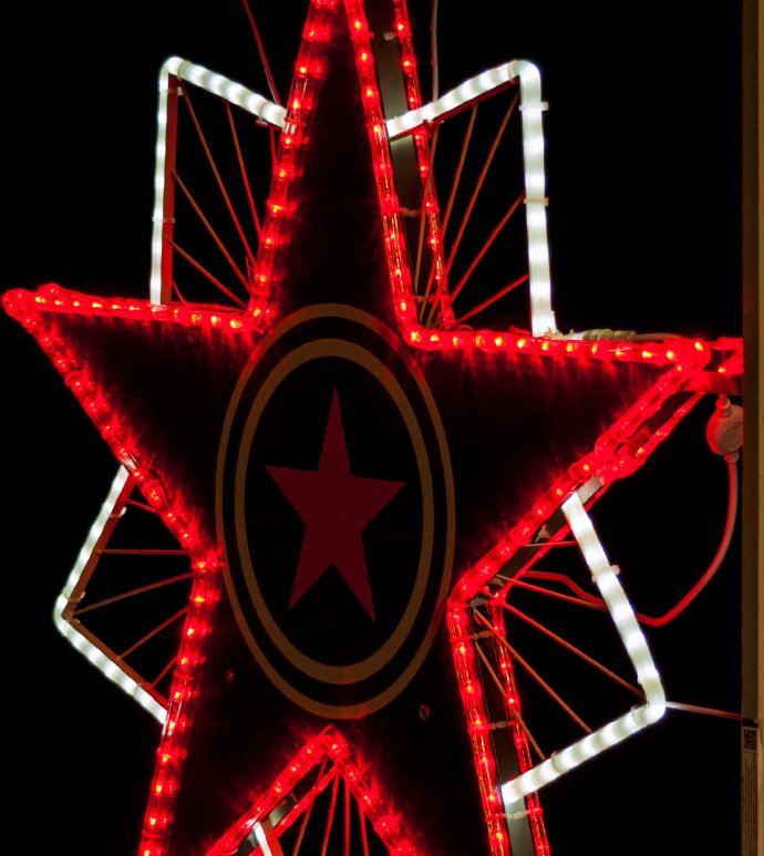 Детальное фото светодиодной консоли Орден ВОВ №1 на опоре освещения. Видны металлический каркас, двухцветная LED-подсветка и элементы крепления. Детальное фото светодиодной консоли Орден ВОВ №1 на опоре освещения. Видны металлический каркас, двухцветная LED-подсветка и элементы крепления.