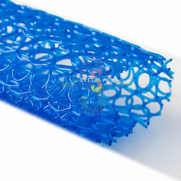 Крупный план синего декоративного материала Деколэйс из ПВХ-нити, создающего эффект снега, на рулоне размером 1 метр шириной.