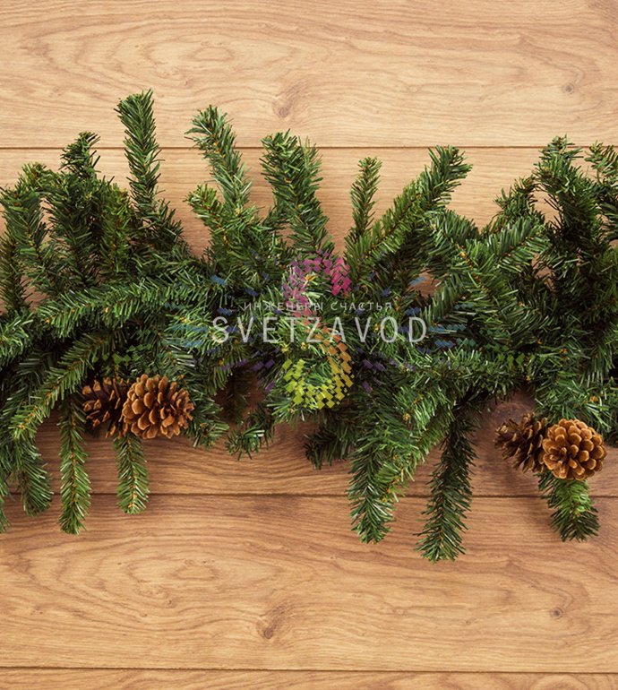 Детальное фото елового шлейфа Neon-Night: видна структура из 220 гибких веток ПВХ с иголками 0.07 мм и 14 декоративных шишек, демонстрируется длина 2,7 м и диаметр 36 см.