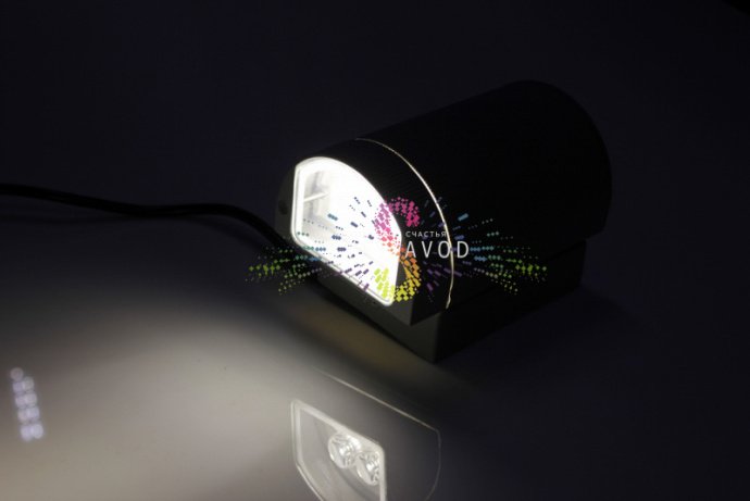 Крупный план светодиодного прожектора SLP-229 серого цвета с металлическим корпусом, стеклянным рассеивателем и накладным креплением.