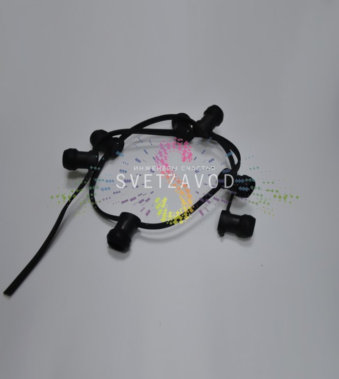 Детальное фото гирлянды Белт лайт: черный каучуковый шлейф с патронами E27, расположенными через 20 см, демонстрация влагозащищенного уплотнения.