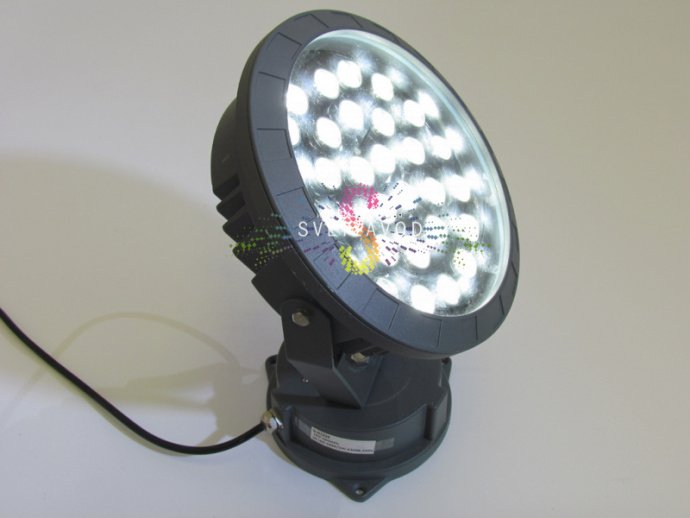 Крупный план точечного поворотного светодиодного прожектора мощностью 30Вт в сером металлическом корпусе с защитой IP65.