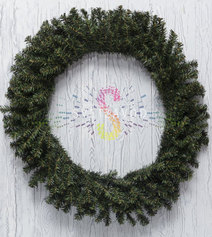 Детальное фото рождественского венка из 300 веток ПВХ. Видны плотные неколючие иглы, пышная форма и темно-зеленый цвет. Венок на белом фоне.