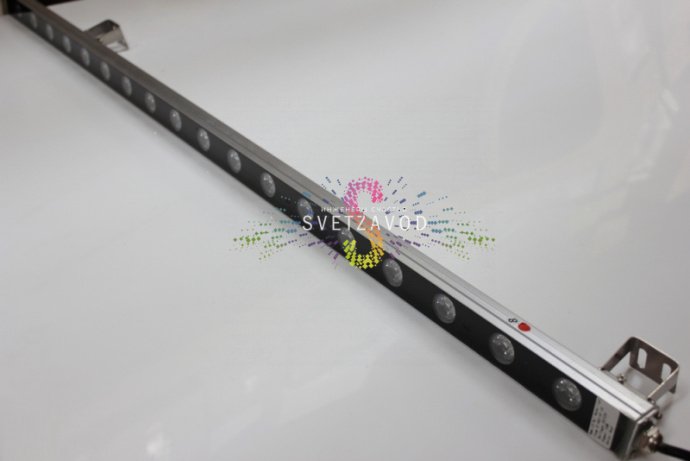 Детальное изображение линейного светодиодного прожектора 12В 18Вт в сером алюминиевом корпусе с прозрачным стеклом, видны светодиоды и крепление.