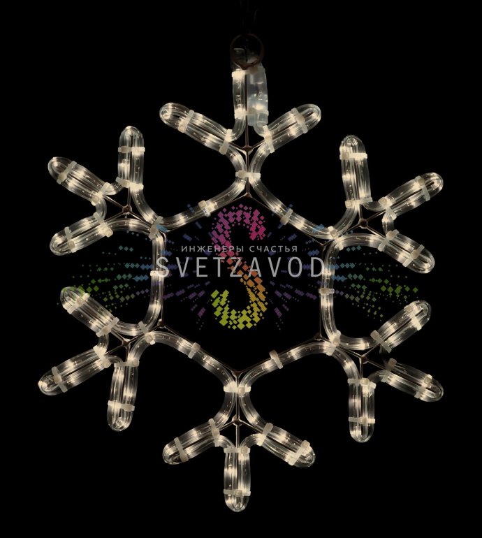 Крупный план светодиодной снежинки 40 см с металлическим каркасом, теплыми светодиодами и сетевым шнуром с евровилкой, демонстрирующий детали конструкции.