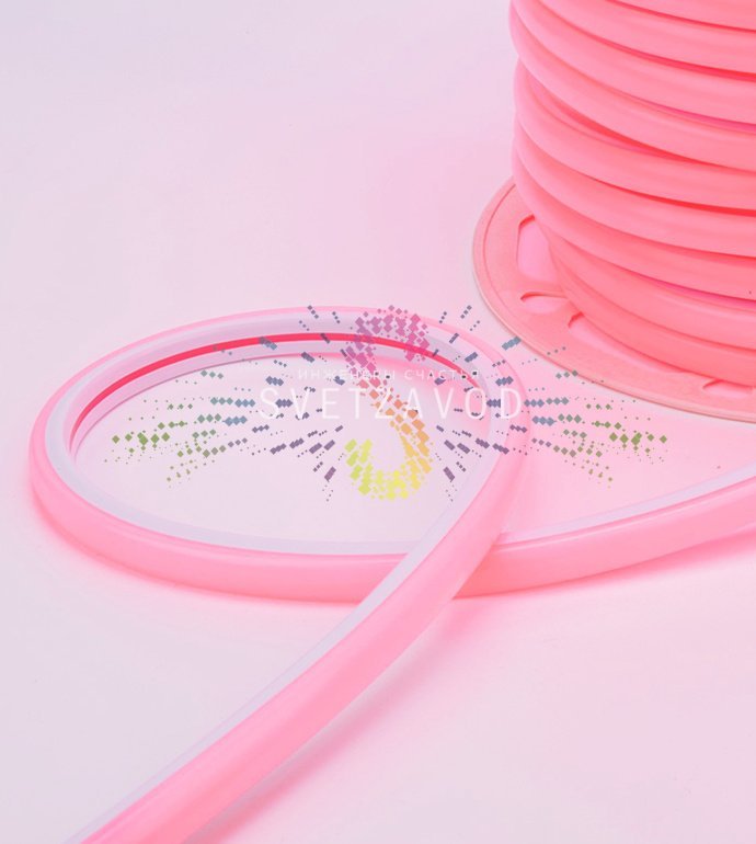 Детальное фото бухты светодиодного гибкого неона красного свечения. Видны D-образный профиль 16х16 мм, матовая оплетка, маркировка и коннекторы.