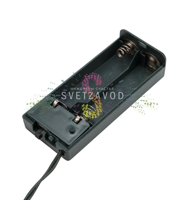 Детальное фото рождественского венка Neon-Night SEL-383: литые зеленые ветки, красные ягоды, 20 светодиодов теплого белого свечения, работающих от 2 батареек АА.