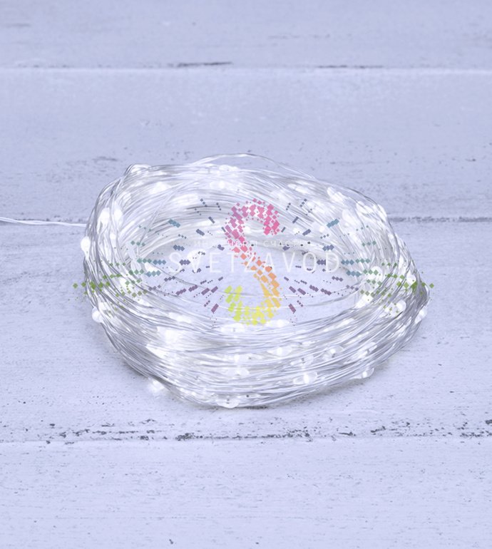 Детальное фото гирлянды Роса Neon-Night: 30 метров прозрачного провода со светодиодами, блок питания 12В, демонстрация свечения.