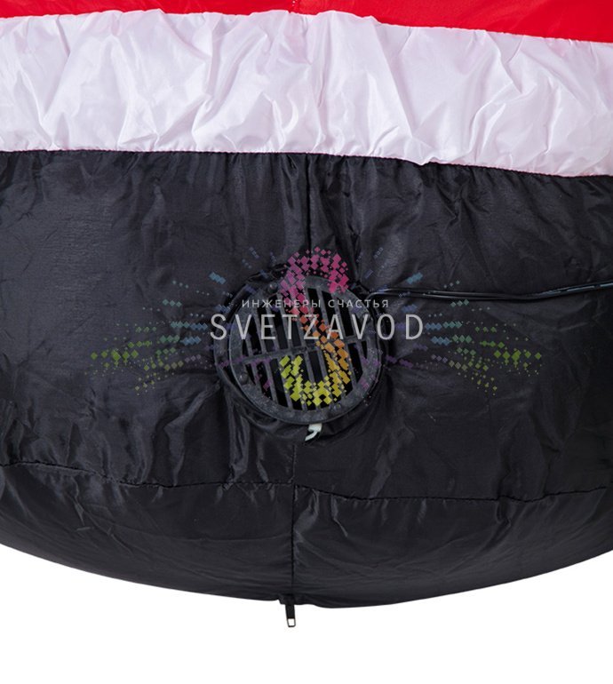 Детальное фото надувной фигуры 3D Дед Мороз с подарком от Neon-Night. Видны светодиодная подсветка, компрессор, адаптер и крепеж. Фигура установлена на улице.