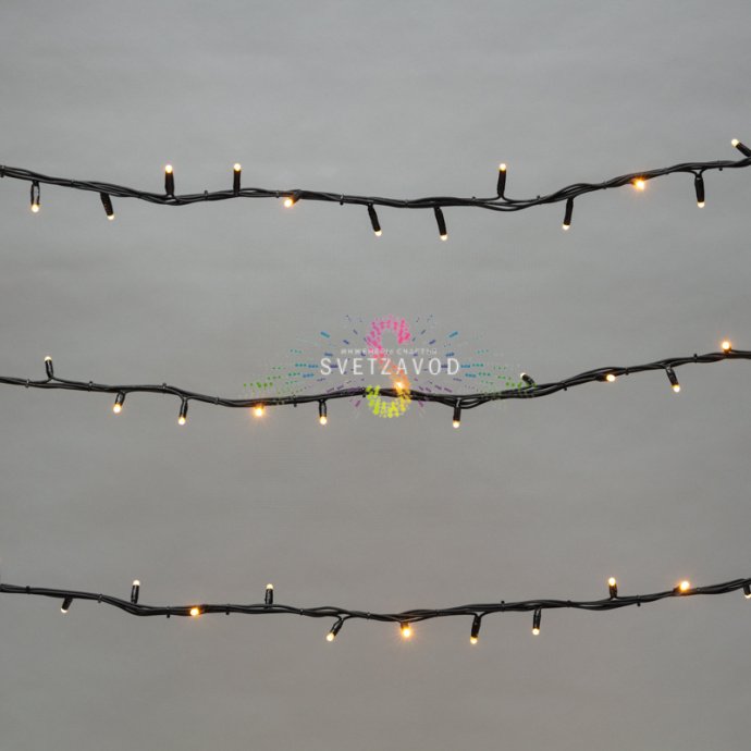 Крупный план светодиодной гирлянды-нити Твинкл Лайт длиной 20 метров с черным каучуковым проводом и теплыми белыми светодиодами.