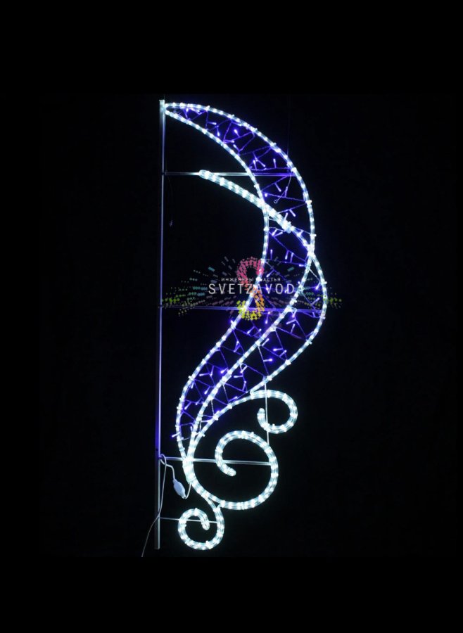 Детальное фото светодиодной консоли Парус размером 150 на 55 см с белым и синим свечением, установленной на улице.