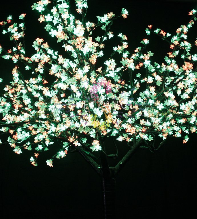 Детальное фото светодиодного дерева Сакура: металлический ствол, 24 гибкие ветви с 1728 светодиодами, мультицветное свечение, установлено на прочной подставке.