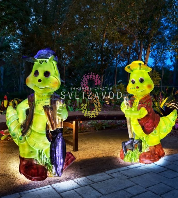 Детальное фото светодиодной фигуры Гусеница с ножницами из стекловолокна, показывающее текстуру материала и равномерную внутреннюю подсветку.