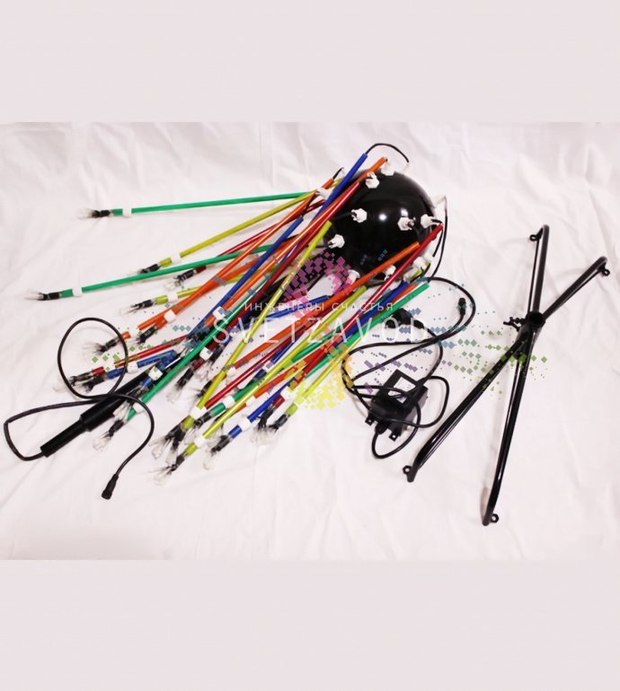 Крупный план светового мини-фейерверка 'Шар' с 25 пластиковыми лучами, металлической опорой и блоком питания. Видны светодиоды и конструкция.