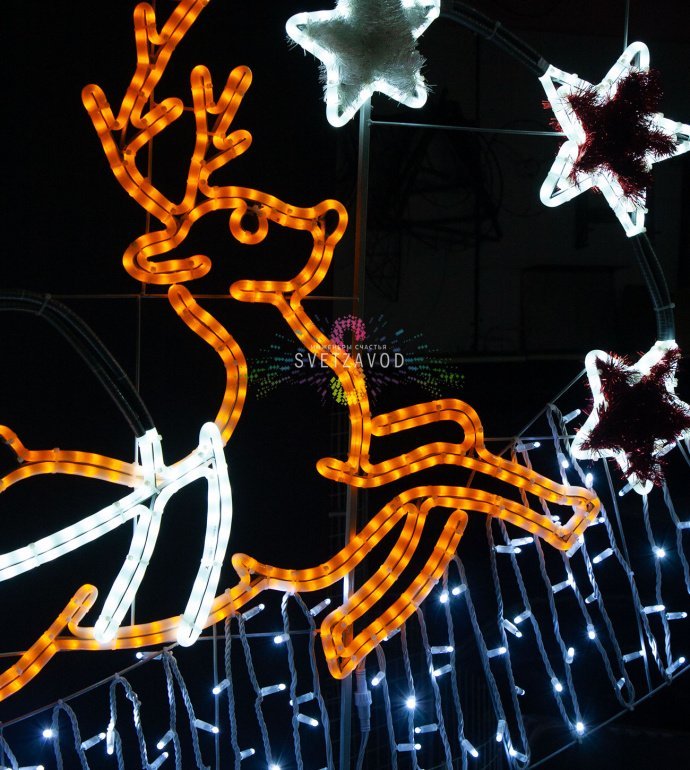 Детальное фото светодиодной перетяжки Сани с подарками: металлический каркас, LED-дюралайт красного, желтого, белого и теплого белого свечения, уличное крепление. Детальное фото светодиодной перетяжки Сани с подарками: металлический каркас, LED-дюралайт красного, желтого, белого и теплого белого свечения, уличное крепление.