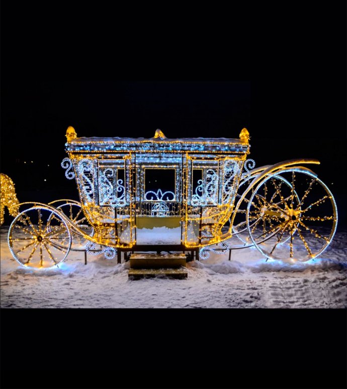 Детальное фото светодиодной конструкции 'Королевская карета с лошадьми'. Видны стальной каркас, светодиодные гирлянды и масштаб композиции 210x900x200 см.