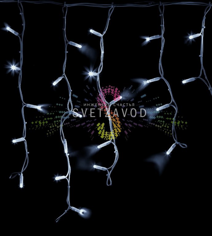 Детальное фото светодиодной бахромы Айсикл длиной 4.8 метра с нитями 60 см, подключенной к сети, демонстрирующее качество каучуковой изоляции и холодное белое свечение.