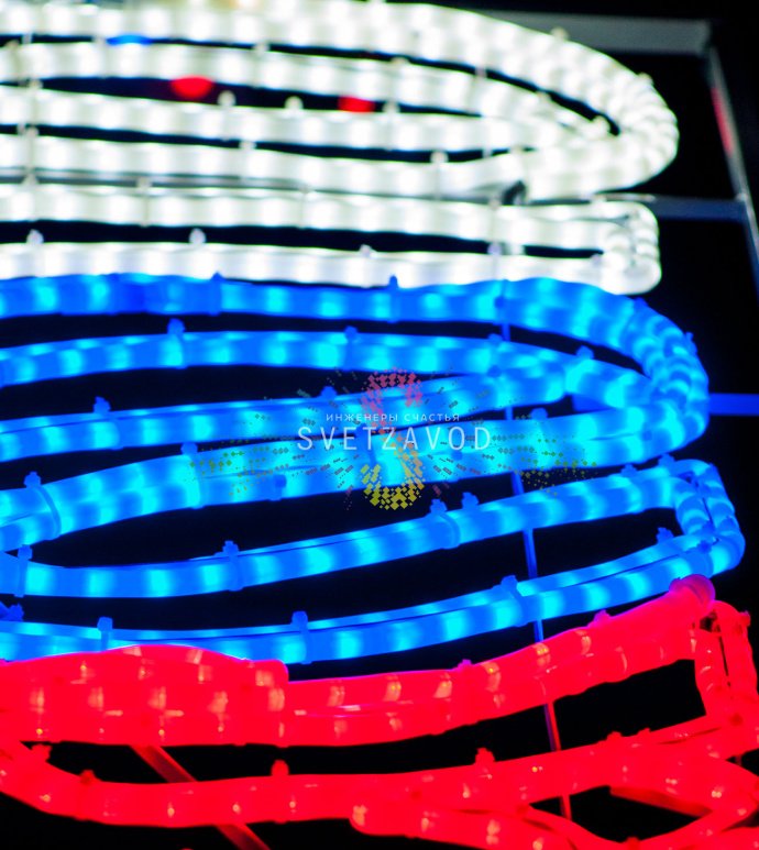 Детальное фото светодиодной консоли «Лента триколор» размером 180 на 65 см. Видны секции белого, синего и красного свечения, стальной профиль с полимерным покрытием и элементы крепления бандажной лентой.
