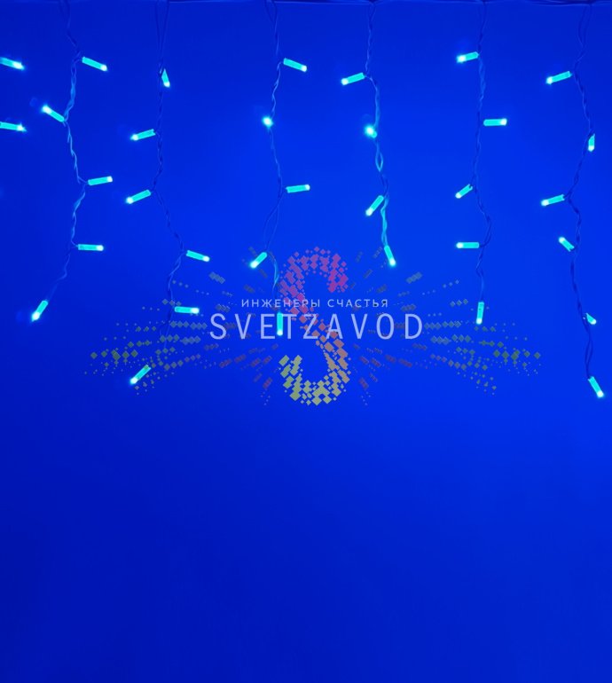 Детальное фото светодиодной бахромы Айсикл: синие мерцающие светодиоды на белых проводах разной длины, подключенный блок питания, коннекторы для соединения.