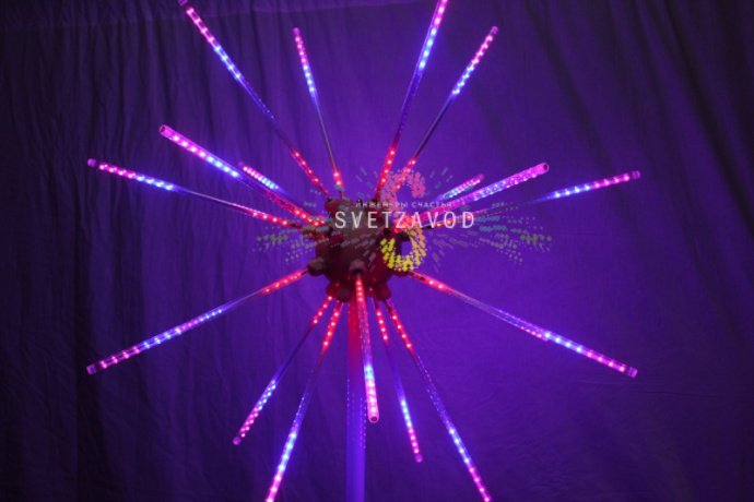 Крупный план светодиодного фейерверка Шар (арт. SFW-242) на металлической опоре, демонстрирующий конструкцию из 20 пластиковых лучей и контроллер.