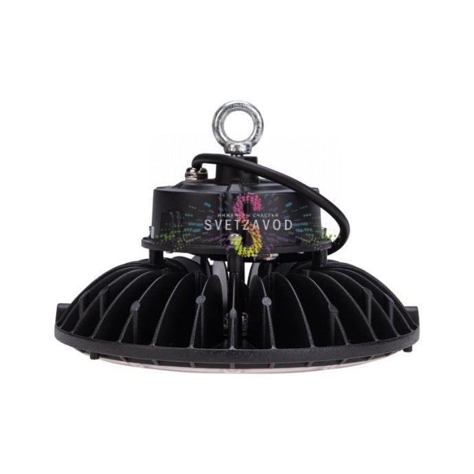 Крупный план светодиодного светильника для высоких пролетов 150Вт с черным алюминиевым корпусом, степенью защиты IP65 и креплением для подвеса