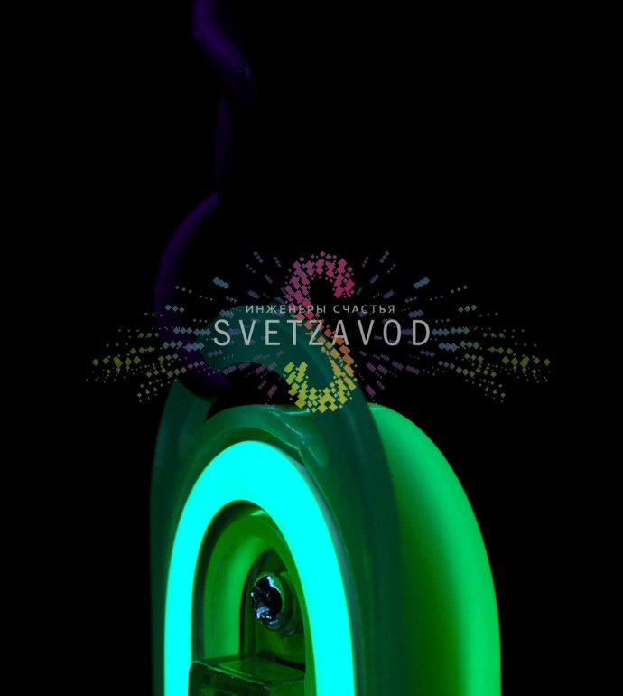 Крупный план зеленой светодиодной снежинки 40 см с неоновым свечением и эффектом тающих сосулек, установленной на фасаде здания.