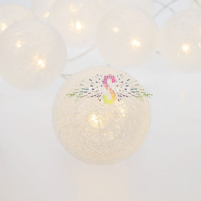 Детальное фото светодиодной гирлянды Тайские фонарики Пломбир от Neon-Night. Видны 10 фонариков из хлопковой нити, прозрачный ПВХ провод и батарейный блок.