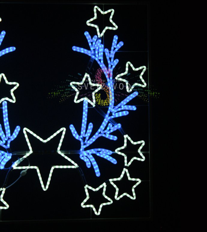 Крупный план светодиодной консоли Синие звезды с металлическим каркасом, синими и белыми светодиодами, готовой к уличному монтажу