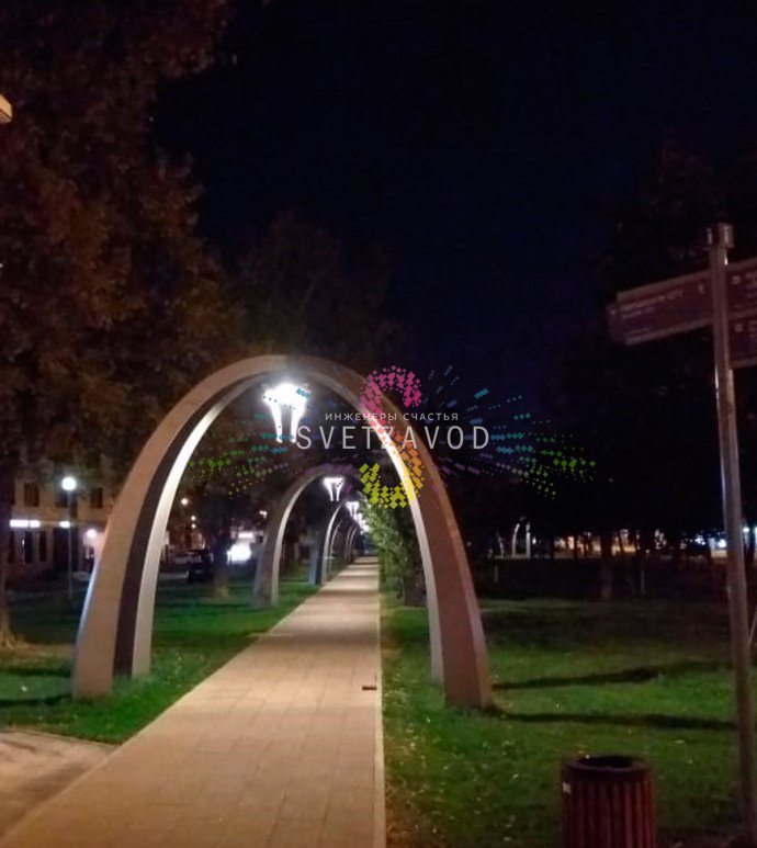 Детальное фото светодиодной арки Аркада 450х400 см (SPD-5006) с четырьмя декоративными опорами, стальным каркасом и композитной панелью.