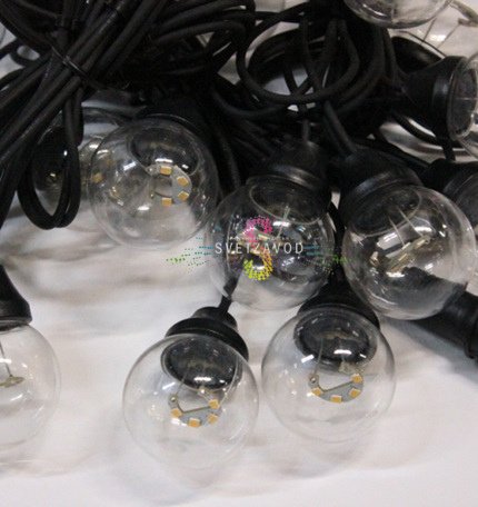 Детальное фото гирлянды с теплыми белыми лампами E27 на черном каучуковом проводе, длина 10м, шаг 20см, степень защиты IP65.