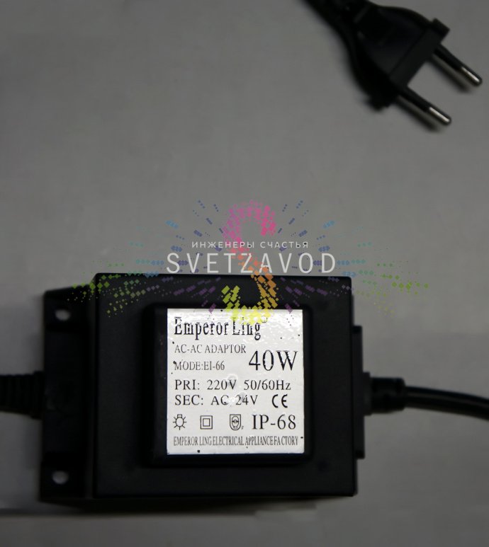 Детальное фото светодиодного дерева Ива: черный ствол, ветви диаметром 0.6 м с 480 зелеными светодиодами.