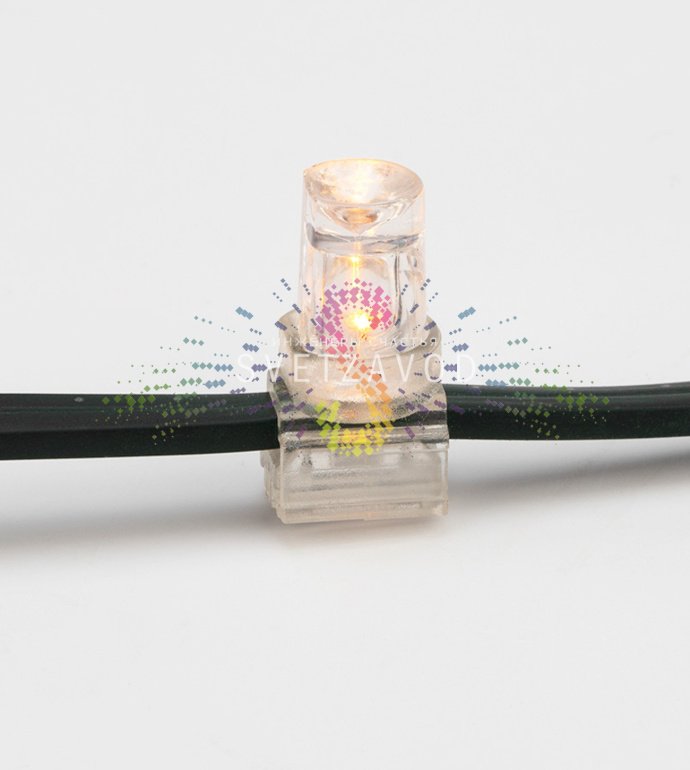 Крупный план светодиодной гирлянды Клип Лайт 12В с желтыми диодами в защитных колпачках на зеленом ПВХ-кабеле, демонстрирующий качество сборки Крупный план светодиодной гирлянды Клип Лайт 12В с желтыми диодами в защитных колпачках на зеленом ПВХ-кабеле, демонстрирующий качество сборки