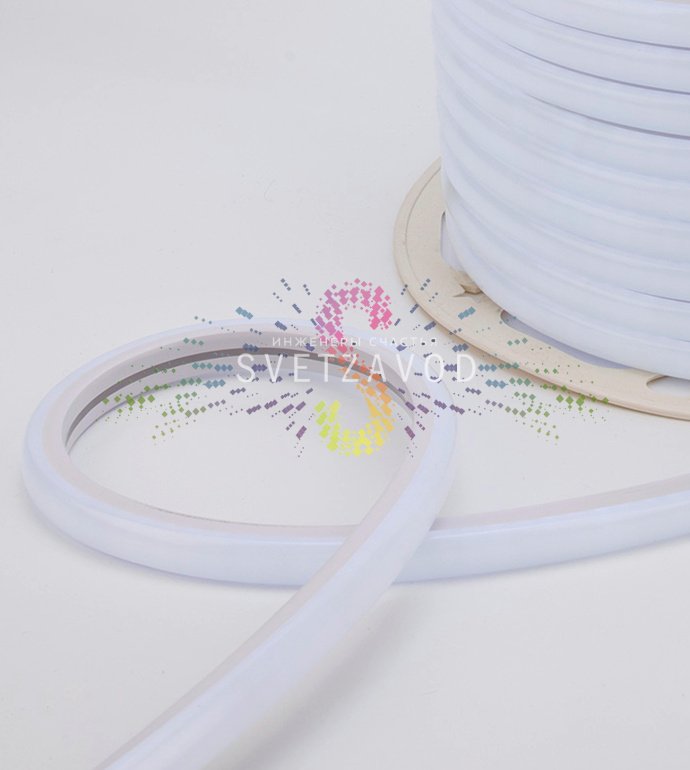 Крупный план светящегося гибкого неона D-формы 16х16мм, демонстрирующий равномерное холодно-белое свечение и матовую ПВХ оболочку.