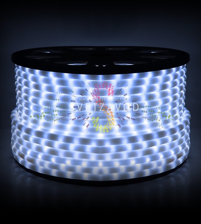 Крупный план светящегося светодиодного дюралайта Rich Led диаметром 13 мм в матовой молочной оболочке, демонстрирующий равномерное свечение и гибкость.