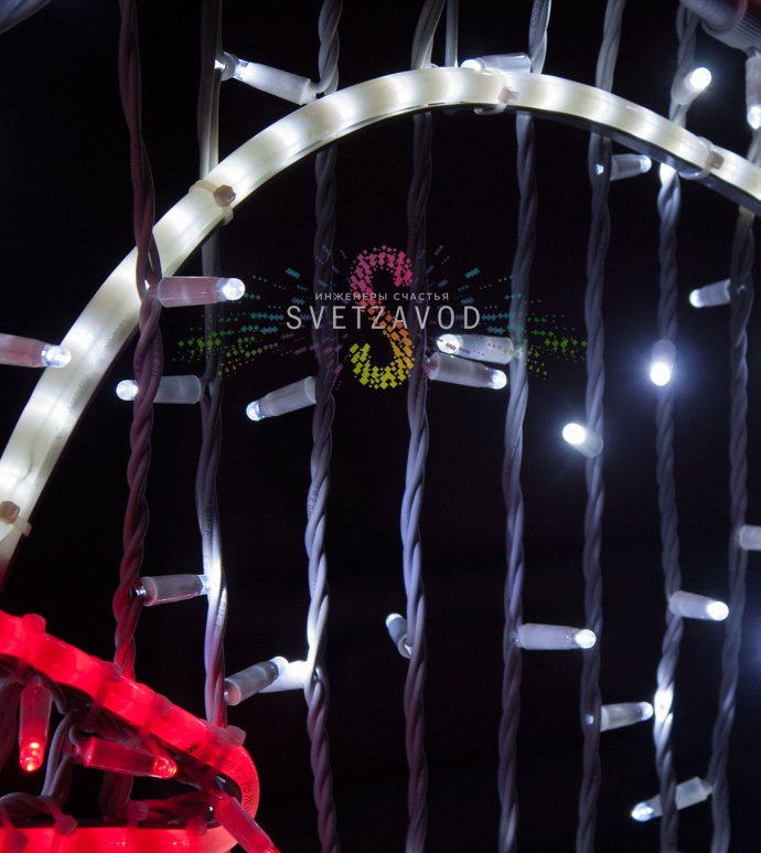 Крупный план светодиодного панно «Колокольчики» размером 230х160 см. Видны белые колокольчики с красной лентой, синие элементы, стальной профиль и светодиодные линии.