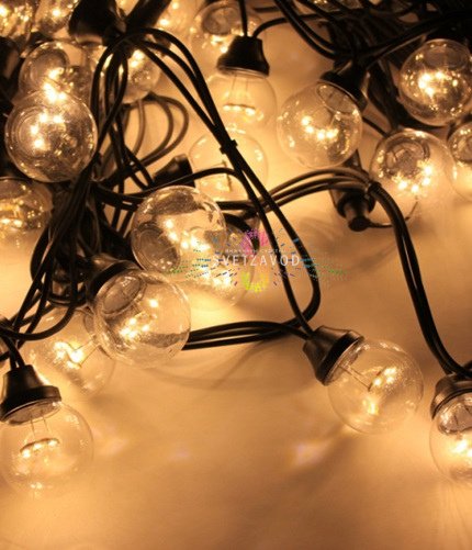 Детальное фото гирлянды с теплыми белыми лампами E27 на черном каучуковом проводе, длина 10м, шаг 20см, степень защиты IP65.