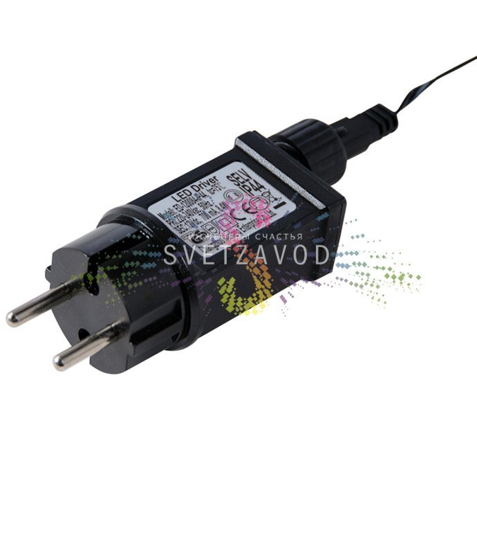 Детальное фото надувной фигуры 3D Дед Мороз с подарком от Neon-Night. Видны светодиодная подсветка, компрессор, адаптер и крепеж. Фигура установлена на улице.