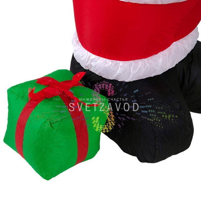 Детальное фото надувной фигуры 3D Дед Мороз с подарком от Neon-Night. Видны светодиодная подсветка, компрессор, адаптер и крепеж. Фигура установлена на улице.