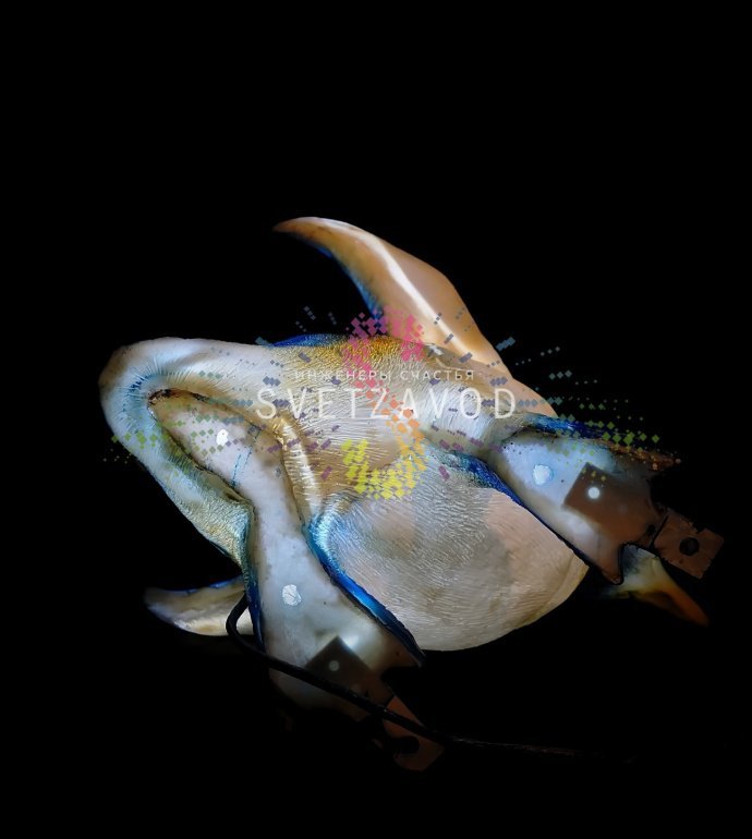 Детальное фото светодиодной фигуры Пингвиненок из стекловолокна. Видны текстура материала, яркая внутренняя LED-подсветка и устойчивое основание.