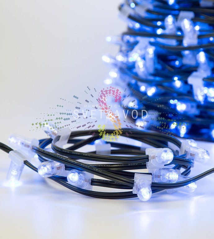 Крупный план светодиодного Клип Лайта 12В синего свечения с защитными колпачками на зеленом ПВХ проводе, демонстрация степени защиты IP65