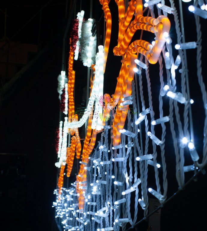 Детальное фото светодиодной перетяжки Сани с подарками: металлический каркас, LED-дюралайт красного, желтого, белого и теплого белого свечения, уличное крепление. Детальное фото светодиодной перетяжки Сани с подарками: металлический каркас, LED-дюралайт красного, желтого, белого и теплого белого свечения, уличное крепление.