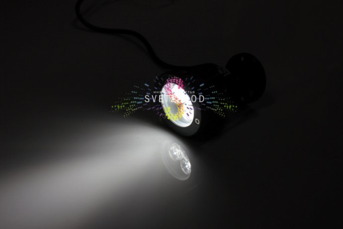 Крупный план серого алюминиевого поворотного светодиодного прожектора 12В 3Вт с креплением и прозрачным стеклом.