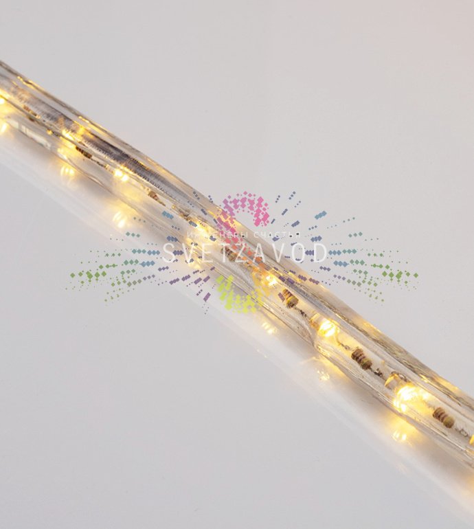 Крупный план светодиодного дюралайта 13мм с мерцающими теплыми белыми светодиодами внутри прозрачной ПВХ-трубки, демонстрирующий качество сборки.