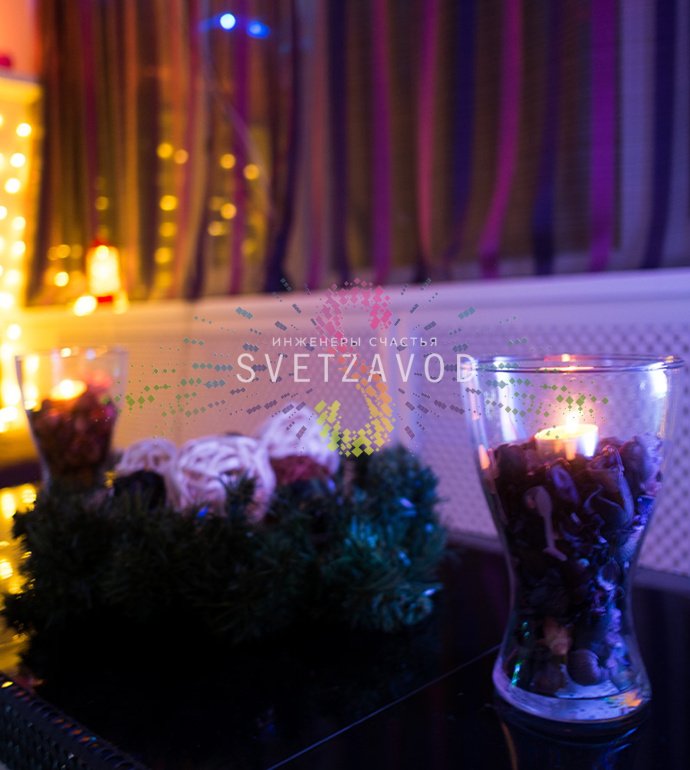 Детальное фото рождественского елового венка Neon-Night диаметром 45 см, изготовленного из 100 веток ПВХ с мягкими иголками.