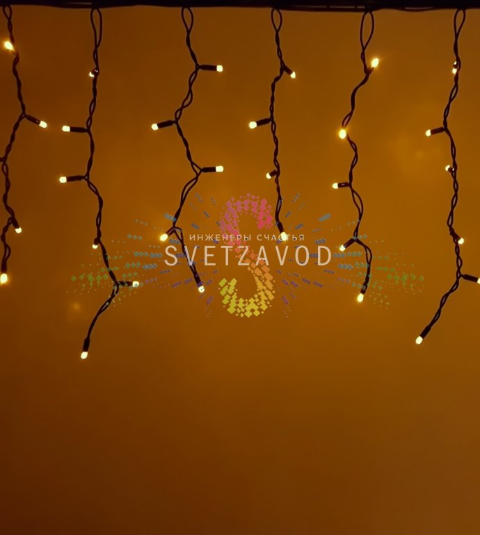 Детальное фото светодиодной бахромы Айсикл: горизонтальный кабель 4.8м с вертикальными нитями разной длины (50/60/50/40 см), желтые светодиоды, черный каучуковый провод, коннекторы.